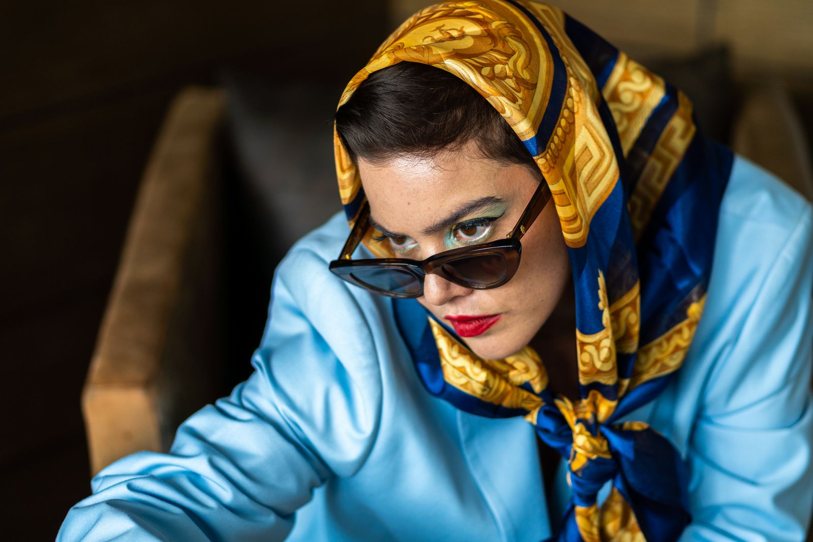 Sélection de cinq accessoires simples pour transformer une tenue basique.