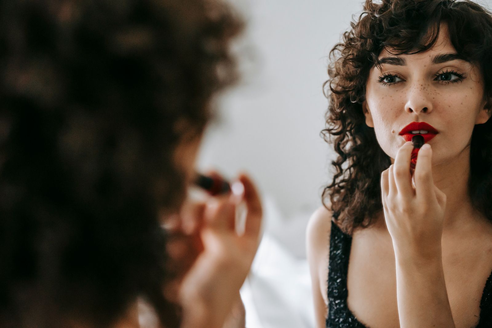 Des accords maquillage et vêtements pour un look cohérent sans effort.